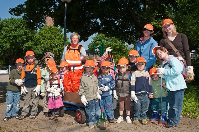 Laurentius-184.jpg - Die Kinder und Erzieher/innen des Kindergartens St. Theresia in Rohrbach am 20.4. haben rund um die Rathausstraße und Herrenwiesenstraße geputzt. (Foto: Rothe)