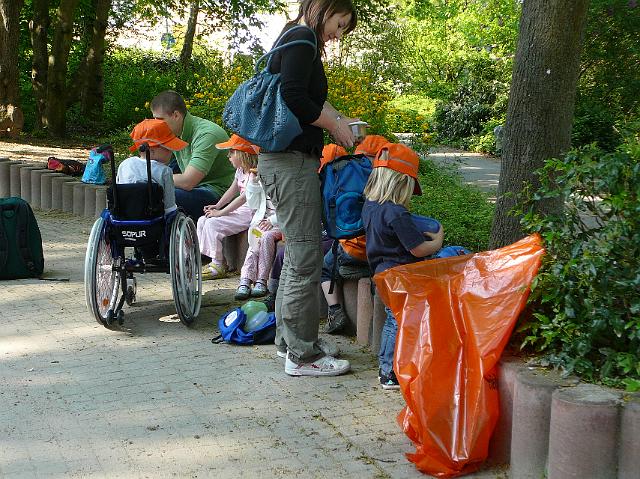 P1040290.JPG - Die Bären und Elefantengruppe der Kindertagesstätte Pusteblume haben am 21.4. die Spielplätze im Gewannsee und im Burnhofweg gesäubert. (Foto: Stadt Heidelberg)