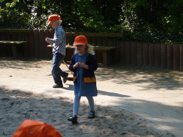 P1040291.JPG - Die Bären und Elefantengruppe der Kindertagesstätte Pusteblume haben am 21.4. die Spielplätze im Gewannsee und im Burnhofweg gesäubert. (Foto: Stadt Heidelberg)