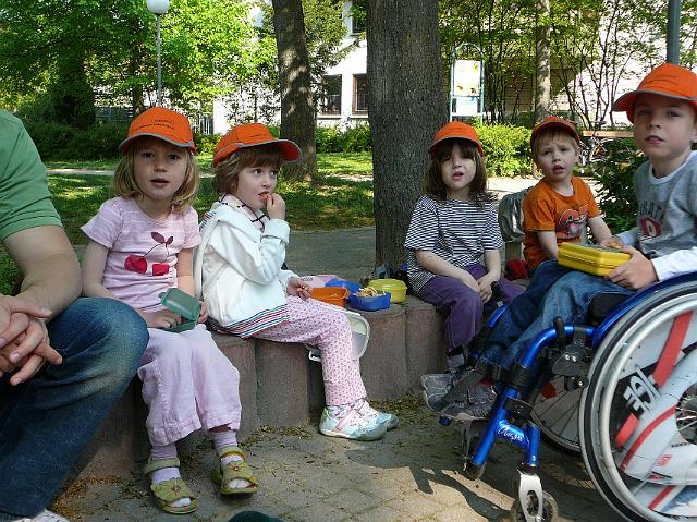 P1040292.JPG - Die Bären und Elefantengruppe der Kindertagesstätte Pusteblume haben am 21.4. die Spielplätze im Gewannsee und im Burnhofweg gesäubert. (Foto: Stadt Heidelberg)