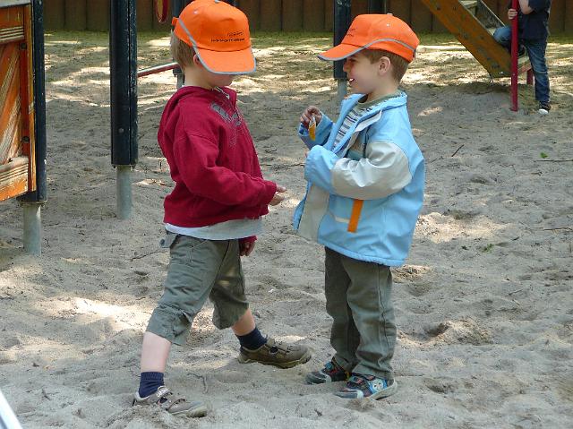 P1040293.JPG - Die Bären und Elefantengruppe der Kindertagesstätte Pusteblume haben am 21.4. die Spielplätze im Gewannsee und im Burnhofweg gesäubert. (Foto: Stadt Heidelberg)