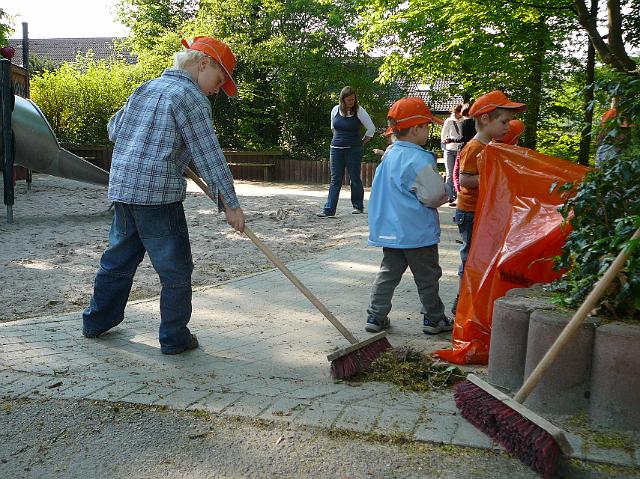 P1040294.JPG - Die Bären und Elefantengruppe der Kindertagesstätte Pusteblume haben am 21.4. die Spielplätze im Gewannsee und im Burnhofweg gesäubert. (Foto: Stadt Heidelberg)