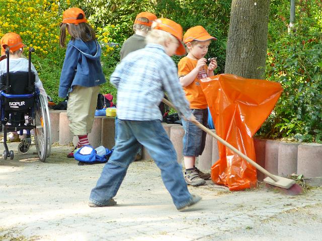 P1040304.JPG - Die Bären und Elefantengruppe der Kindertagesstätte Pusteblume haben am 21.4. die Spielplätze im Gewannsee und im Burnhofweg gesäubert. (Foto: Stadt Heidelberg)