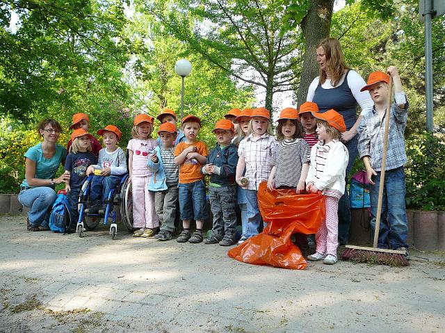 P1040315.JPG - Die Bären und Elefantengruppe der Kindertagesstätte Pusteblume haben am 21.4. die Spielplätze im Gewannsee und im Burnhofweg gesäubert. (Foto: Stadt Heidelberg)