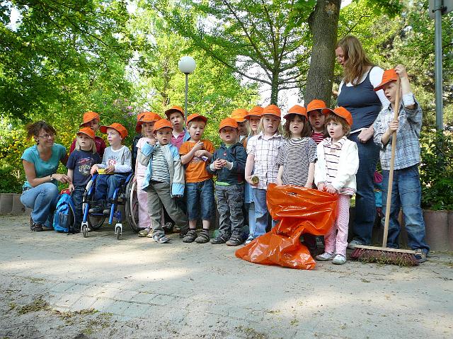 P1040317.JPG - Die Bären und Elefantengruppe der Kindertagesstätte Pusteblume haben am 21.4. die Spielplätze im Gewannsee und im Burnhofweg gesäubert. (Foto: Stadt Heidelberg)