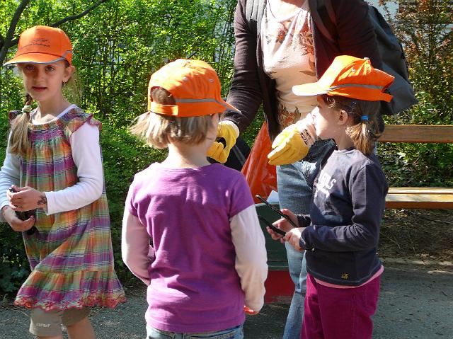 P1040321.JPG - Die Bären und Elefantengruppe der Kindertagesstätte Pusteblume haben am 21.4. die Spielplätze im Gewannsee und im Burnhofweg gesäubert. (Foto: Stadt Heidelberg)