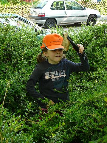 P1040331.JPG - Die Bären und Elefantengruppe der Kindertagesstätte Pusteblume haben am 21.4. die Spielplätze im Gewannsee und im Burnhofweg gesäubert. (Foto: Stadt Heidelberg)