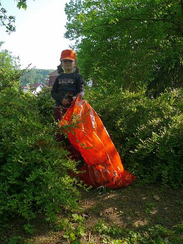 P1040333.JPG - Die Bären und Elefantengruppe der Kindertagesstätte Pusteblume haben am 21.4. die Spielplätze im Gewannsee und im Burnhofweg gesäubert. (Foto: Stadt Heidelberg)