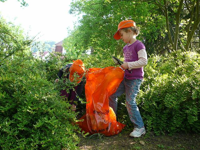 P1040334.JPG - Die Bären und Elefantengruppe der Kindertagesstätte Pusteblume haben am 21.4. die Spielplätze im Gewannsee und im Burnhofweg gesäubert. (Foto: Stadt Heidelberg)