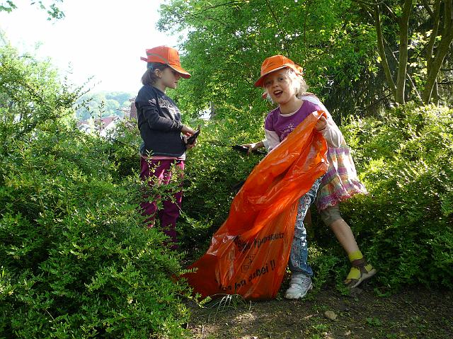 P1040337.JPG - Die Bären und Elefantengruppe der Kindertagesstätte Pusteblume haben am 21.4. die Spielplätze im Gewannsee und im Burnhofweg gesäubert. (Foto: Stadt Heidelberg)