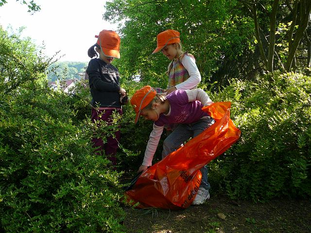P1040338.JPG - Die Bären und Elefantengruppe der Kindertagesstätte Pusteblume haben am 21.4. die Spielplätze im Gewannsee und im Burnhofweg gesäubert. (Foto: Stadt Heidelberg)