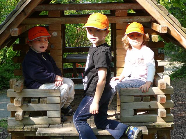 P1040347.JPG - Die Bären und Elefantengruppe der Kindertagesstätte Pusteblume haben am 21.4. die Spielplätze im Gewannsee und im Burnhofweg gesäubert. (Foto: Stadt Heidelberg)