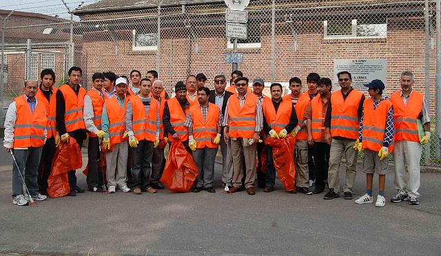 Image00001.jpg - Mit einer großen Gruppe von 33 Männern hat sich die Ahmadiyya Muslim Gemeinde aktiv am Frühjahrsputz beteiligt. Sie haben sich die Bereiche entlang der stillgelegten Bahngleise rund um die Straßen Im Bosseldorn und Hebelstraße vorgenommen und gründlich von herumliegenden Abfällen gereinigt (Foto: Ahmadiyya Muslim Gemeinde)