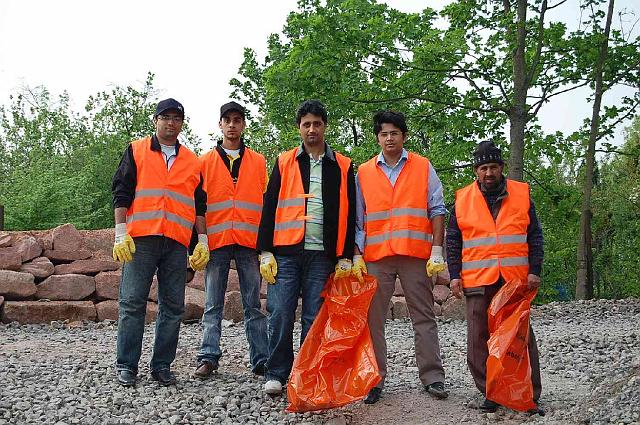 Image00005.jpg - Mit einer großen Gruppe von 33 Männern hat sich die Ahmadiyya Muslim Gemeinde aktiv am Frühjahrsputz beteiligt. Sie haben sich die Bereiche entlang der stillgelegten Bahngleise rund um die Straßen Im Bosseldorn und Hebelstraße vorgenommen und gründlich von herumliegenden Abfällen gereinigt (Foto: Ahmadiyya Muslim Gemeinde)