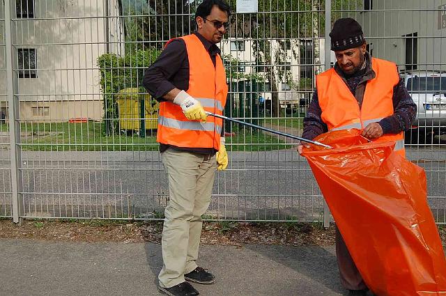 Image00010.jpg - Mit einer großen Gruppe von 33 Männern hat sich die Ahmadiyya Muslim Gemeinde aktiv am Frühjahrsputz beteiligt. Sie haben sich die Bereiche entlang der stillgelegten Bahngleise rund um die Straßen Im Bosseldorn und Hebelstraße vorgenommen und gründlich von herumliegenden Abfällen gereinigt (Foto: Ahmadiyya Muslim Gemeinde)