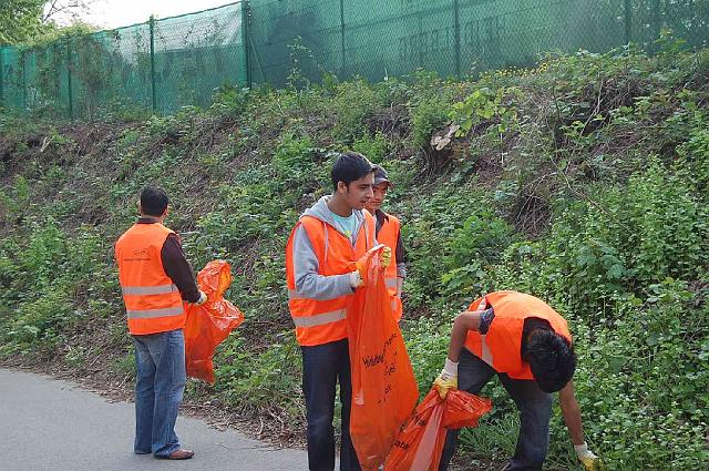 Image00012.jpg - Mit einer großen Gruppe von 33 Männern hat sich die Ahmadiyya Muslim Gemeinde aktiv am Frühjahrsputz beteiligt. Sie haben sich die Bereiche entlang der stillgelegten Bahngleise rund um die Straßen Im Bosseldorn und Hebelstraße vorgenommen und gründlich von herumliegenden Abfällen gereinigt (Foto: Ahmadiyya Muslim Gemeinde)