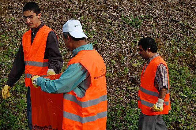 Image00013.jpg - Mit einer großen Gruppe von 33 Männern hat sich die Ahmadiyya Muslim Gemeinde aktiv am Frühjahrsputz beteiligt. Sie haben sich die Bereiche entlang der stillgelegten Bahngleise rund um die Straßen Im Bosseldorn und Hebelstraße vorgenommen und gründlich von herumliegenden Abfällen gereinigt (Foto: Ahmadiyya Muslim Gemeinde)