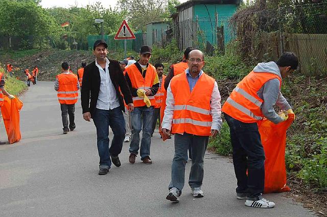 Image00014.jpg - Mit einer großen Gruppe von 33 Männern hat sich die Ahmadiyya Muslim Gemeinde aktiv am Frühjahrsputz beteiligt. Sie haben sich die Bereiche entlang der stillgelegten Bahngleise rund um die Straßen Im Bosseldorn und Hebelstraße vorgenommen und gründlich von herumliegenden Abfällen gereinigt (Foto: Ahmadiyya Muslim Gemeinde)