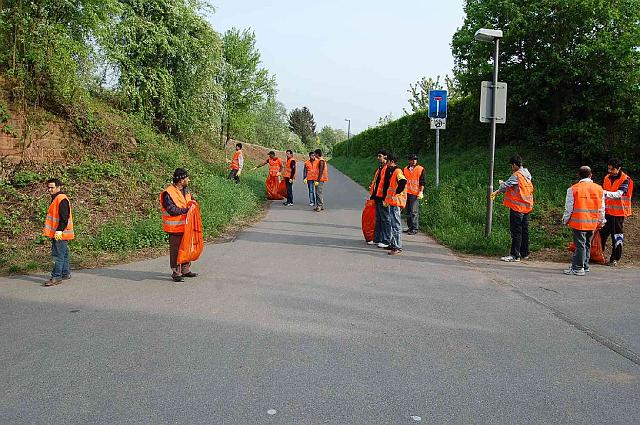 Image00016.jpg - Mit einer großen Gruppe von 33 Männern hat sich die Ahmadiyya Muslim Gemeinde aktiv am Frühjahrsputz beteiligt. Sie haben sich die Bereiche entlang der stillgelegten Bahngleise rund um die Straßen Im Bosseldorn und Hebelstraße vorgenommen und gründlich von herumliegenden Abfällen gereinigt (Foto: Ahmadiyya Muslim Gemeinde)