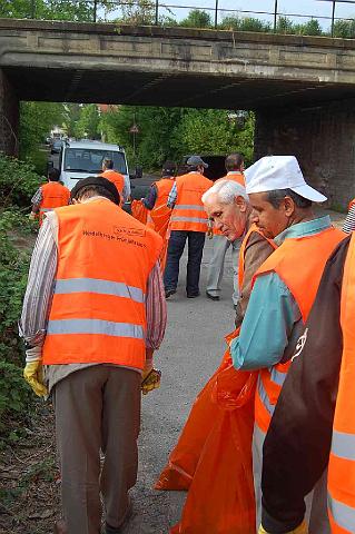Image00017.jpg - Mit einer großen Gruppe von 33 Männern hat sich die Ahmadiyya Muslim Gemeinde aktiv am Frühjahrsputz beteiligt. Sie haben sich die Bereiche entlang der stillgelegten Bahngleise rund um die Straßen Im Bosseldorn und Hebelstraße vorgenommen und gründlich von herumliegenden Abfällen gereinigt (Foto: Ahmadiyya Muslim Gemeinde)