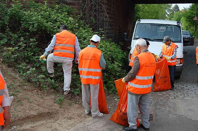 Image00018.jpg - Mit einer großen Gruppe von 33 Männern hat sich die Ahmadiyya Muslim Gemeinde aktiv am Frühjahrsputz beteiligt. Sie haben sich die Bereiche entlang der stillgelegten Bahngleise rund um die Straßen Im Bosseldorn und Hebelstraße vorgenommen und gründlich von herumliegenden Abfällen gereinigt (Foto: Ahmadiyya Muslim Gemeinde)