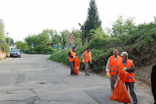 Image00019.jpg - Mit einer großen Gruppe von 33 Männern hat sich die Ahmadiyya Muslim Gemeinde aktiv am Frühjahrsputz beteiligt. Sie haben sich die Bereiche entlang der stillgelegten Bahngleise rund um die Straßen Im Bosseldorn und Hebelstraße vorgenommen und gründlich von herumliegenden Abfällen gereinigt (Foto: Ahmadiyya Muslim Gemeinde)