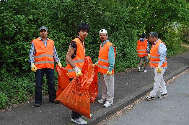 Image00020.jpg - Mit einer großen Gruppe von 33 Männern hat sich die Ahmadiyya Muslim Gemeinde aktiv am Frühjahrsputz beteiligt. Sie haben sich die Bereiche entlang der stillgelegten Bahngleise rund um die Straßen Im Bosseldorn und Hebelstraße vorgenommen und gründlich von herumliegenden Abfällen gereinigt (Foto: Ahmadiyya Muslim Gemeinde)