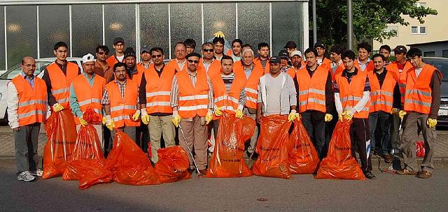 Image00021.jpg - Mit einer großen Gruppe von 33 Männern hat sich die Ahmadiyya Muslim Gemeinde aktiv am Frühjahrsputz beteiligt. Sie haben sich die Bereiche entlang der stillgelegten Bahngleise rund um die Straßen Im Bosseldorn und Hebelstraße vorgenommen und gründlich von herumliegenden Abfällen gereinigt (Foto: Ahmadiyya Muslim Gemeinde)