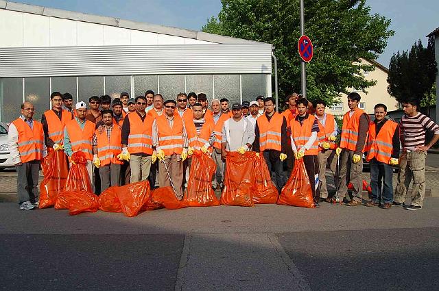 Image00022.jpg - Mit einer großen Gruppe von 33 Männern hat sich die Ahmadiyya Muslim Gemeinde aktiv am Frühjahrsputz beteiligt. Sie haben sich die Bereiche entlang der stillgelegten Bahngleise rund um die Straßen Im Bosseldorn und Hebelstraße vorgenommen und gründlich von herumliegenden Abfällen gereinigt (Foto: Ahmadiyya Muslim Gemeinde)