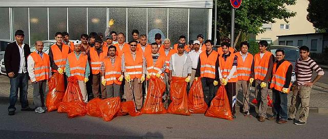 Image00023.jpg - Mit einer großen Gruppe von 33 Männern hat sich die Ahmadiyya Muslim Gemeinde aktiv am Frühjahrsputz beteiligt. Sie haben sich die Bereiche entlang der stillgelegten Bahngleise rund um die Straßen Im Bosseldorn und Hebelstraße vorgenommen und gründlich von herumliegenden Abfällen gereinigt (Foto: Ahmadiyya Muslim Gemeinde)