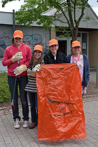 Pestalozzischule-002.jpg - Die gesamte Schule hat sich am Frühjahrsputz beteiligt. Jetzt sind die Wege und Plätze um die Schule herum von herumliegenden Abfällen gereinigt. Foto: Rothe)