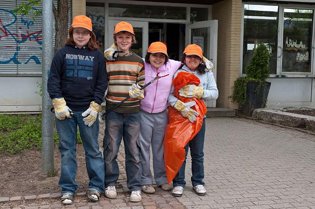 Pestalozzischule-007.jpg - Die gesamte Schule hat sich am Frühjahrsputz beteiligt. Jetzt sind die Wege und Plätze um die Schule herum von herumliegenden Abfällen gereinigt. Foto: Rothe)