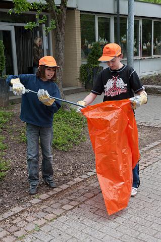 Pestalozzischule-011.jpg - Die gesamte Schule hat sich am Frühjahrsputz beteiligt. Jetzt sind die Wege und Plätze um die Schule herum von herumliegenden Abfällen gereinigt. Foto: Rothe)