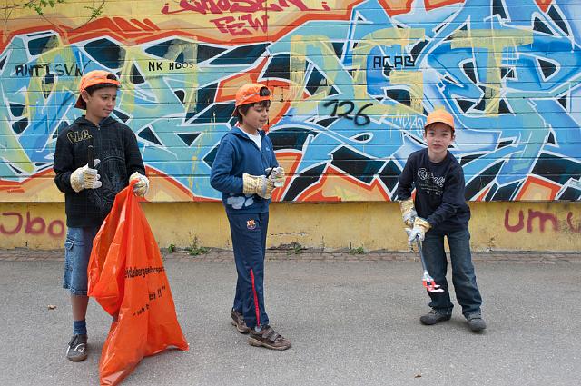 Pestalozzischule-032.jpg - Die gesamte Schule hat sich am Frühjahrsputz beteiligt. Jetzt sind die Wege und Plätze um die Schule herum von herumliegenden Abfällen gereinigt. Foto: Rothe)