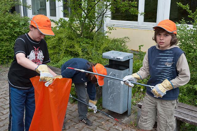 Pestalozzischule-044.jpg - Die gesamte Schule hat sich am Frühjahrsputz beteiligt. Jetzt sind die Wege und Plätze um die Schule herum von herumliegenden Abfällen gereinigt. Foto: Rothe)