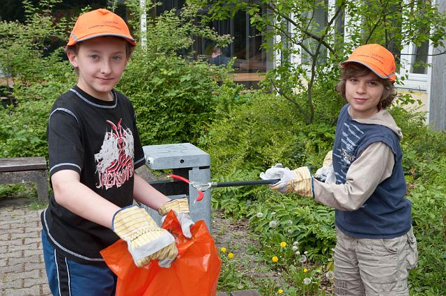 Pestalozzischule-057.jpg - Die gesamte Schule hat sich am Frühjahrsputz beteiligt. Jetzt sind die Wege und Plätze um die Schule herum von herumliegenden Abfällen gereinigt. Foto: Rothe)