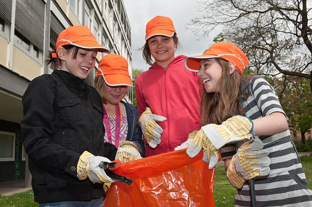 Pestalozzischule-065.jpg - Die gesamte Schule hat sich am Frühjahrsputz beteiligt. Jetzt sind die Wege und Plätze um die Schule herum von herumliegenden Abfällen gereinigt. Foto: Rothe)