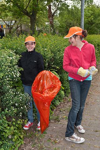 Pestalozzischule-092.jpg - Die gesamte Schule hat sich am Frühjahrsputz beteiligt. Jetzt sind die Wege und Plätze um die Schule herum von herumliegenden Abfällen gereinigt. Foto: Rothe)