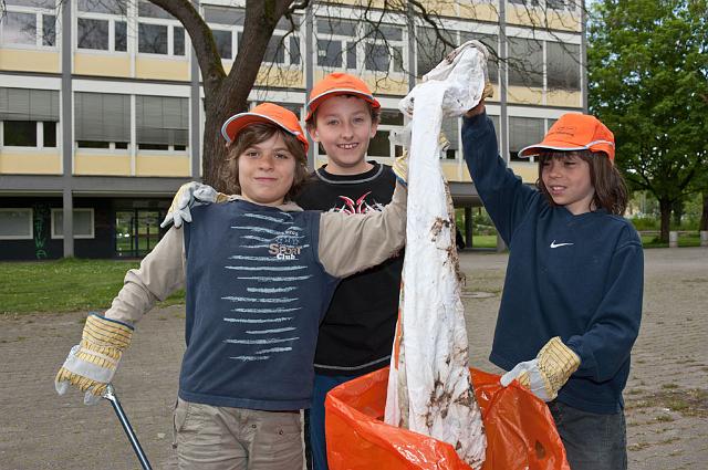 Pestalozzischule-096.jpg - Die gesamte Schule hat sich am Frühjahrsputz beteiligt. Jetzt sind die Wege und Plätze um die Schule herum von herumliegenden Abfällen gereinigt. Foto: Rothe)