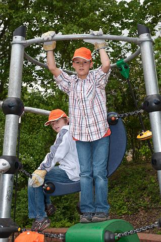 Pestalozzischule-123.jpg - Die gesamte Schule hat sich am Frühjahrsputz beteiligt. Jetzt sind die Wege und Plätze um die Schule herum von herumliegenden Abfällen gereinigt. Foto: Rothe)