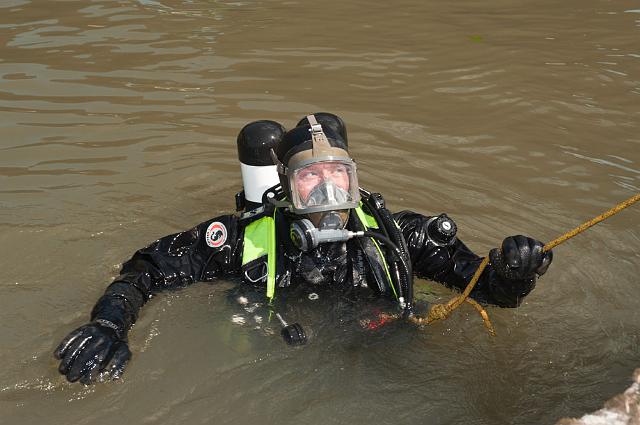 Feuerwehr-02.jpg - Auch Unterwasser finden sich Abfälle, die dort nicht hingehören. Am 20.4. sind die Taucher der Berufsfeuerwehr dem Neckar auf den Grund gegangen. (Foto: Rothe)