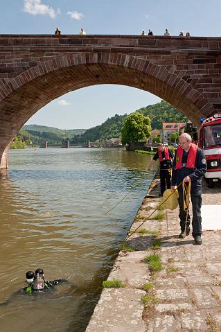 Feuerwehr-09.jpg - Auch Unterwasser finden sich Abfälle, die dort nicht hingehören. Am 20.4. sind die Taucher der Berufsfeuerwehr dem Neckar auf den Grund gegangen. (Foto: Rothe)