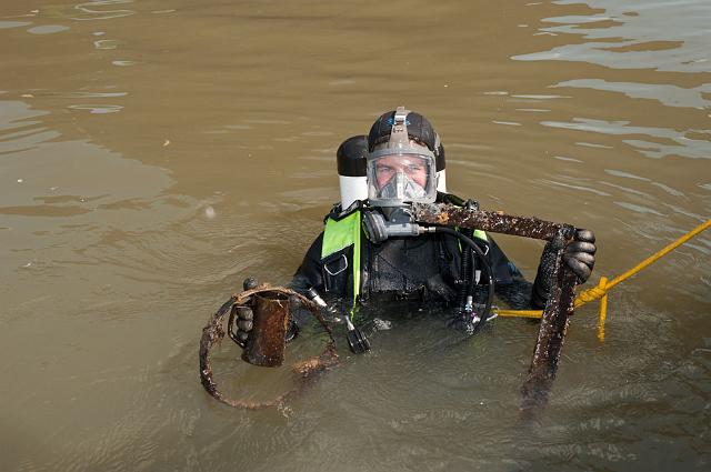 Feuerwehr-12.jpg - Auch Unterwasser finden sich Abfälle, die dort nicht hingehören. Am 20.4. sind die Taucher der Berufsfeuerwehr dem Neckar auf den Grund gegangen. (Foto: Rothe)