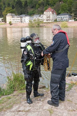 Feuerwehr-35.jpg - Auch Unterwasser finden sich Abfälle, die dort nicht hingehören. Am 20.4. sind die Taucher der Berufsfeuerwehr dem Neckar auf den Grund gegangen. (Foto: Rothe)