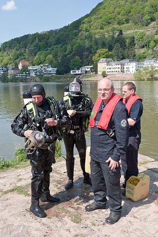 Feuerwehr-40.jpg - Auch Unterwasser finden sich Abfälle, die dort nicht hingehören. Am 20.4. sind die Taucher der Berufsfeuerwehr dem Neckar auf den Grund gegangen. (Foto: Rothe)