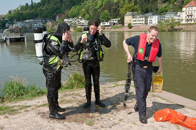 Feuerwehr-45.jpg - Auch Unterwasser finden sich Abfälle, die dort nicht hingehören. Am 20.4. sind die Taucher der Berufsfeuerwehr dem Neckar auf den Grund gegangen. (Foto: Rothe)