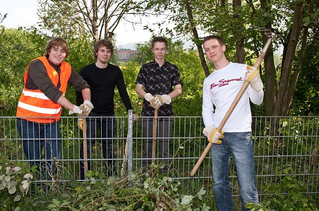 Waldorfschule-064.jpg - Die ganze Schule beteiligte sich am Frühjahrsputz. Sie haben dabei nicht nur die Umgebung der Schule von den herum liegenden Abfällen gesäubert. Und da sie schon dabei waren, haben sie gleich auch das Schulgelände von Unkraut befreit und für den Sommer vorbereitet. (Foto: Rothe)