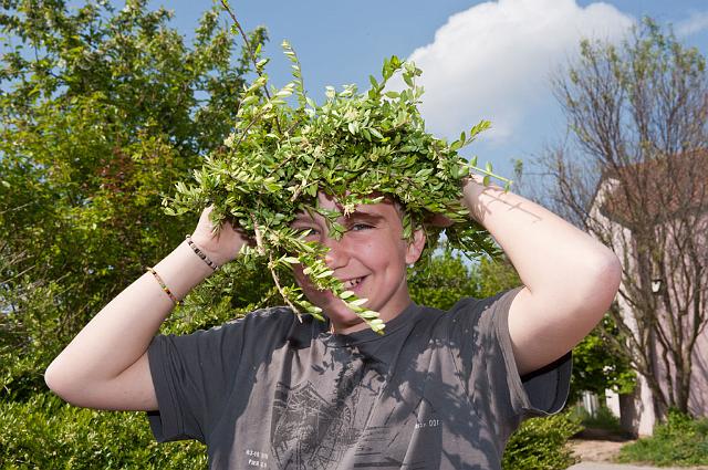 Waldorfschule-113.jpg - Die ganze Schule beteiligte sich am Frühjahrsputz. Sie haben dabei nicht nur die Umgebung der Schule von den herum liegenden Abfällen gesäubert. Und da sie schon dabei waren, haben sie gleich auch das Schulgelände von Unkraut befreit und für den Sommer vorbereitet. (Foto: Rothe)