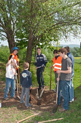 Waldorfschule-129.jpg - Die ganze Schule beteiligte sich am Frühjahrsputz. Sie haben dabei nicht nur die Umgebung der Schule von den herum liegenden Abfällen gesäubert. Und da sie schon dabei waren, haben sie gleich auch das Schulgelände von Unkraut befreit und für den Sommer vorbereitet. (Foto: Rothe)
