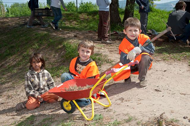 Waldorfschule-159.jpg - Die ganze Schule beteiligte sich am Frühjahrsputz. Sie haben dabei nicht nur die Umgebung der Schule von den herum liegenden Abfällen gesäubert. Und da sie schon dabei waren, haben sie gleich auch das Schulgelände von Unkraut befreit und für den Sommer vorbereitet. (Foto: Rothe)